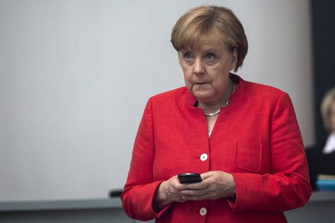Angela Merkel schreibt SMS