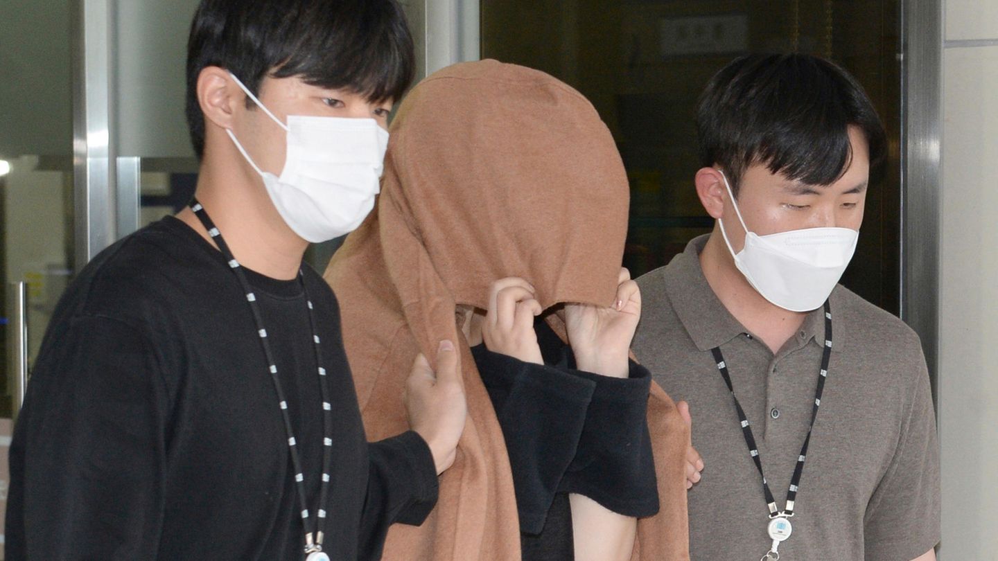 Ulsan, Südkorea: Eine Frau (M) verlässt die Staatsanwaltschaft des zentralen Bezirks Seoul in der Polizeistation Ulsan Jungbu