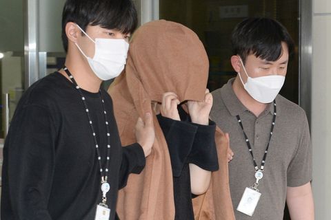 Ulsan, Südkorea: Eine Frau (M) verlässt die Staatsanwaltschaft des zentralen Bezirks Seoul in der Polizeistation Ulsan Jungbu