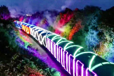 Britischer Adventsexpress : Bunte Lichter-Attraktion in England: Beleuchteter Zug sorgt für Weihnachtsstimmung