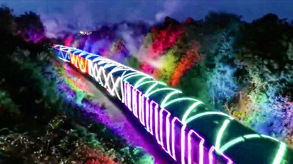 Britischer Adventsexpress : Bunte Lichter-Attraktion in England: Beleuchteter Zug sorgt für Weihnachtsstimmung Britischer Adventsexpress : Bunte Lichter-Attraktion in England: Beleuchteter Zug sorgt für Weihnachtsstimmung