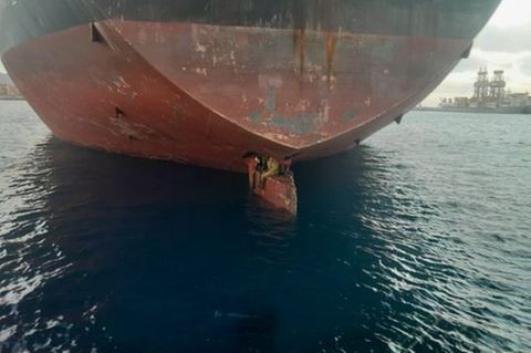 Migranten auf Ruderblatt Tanker