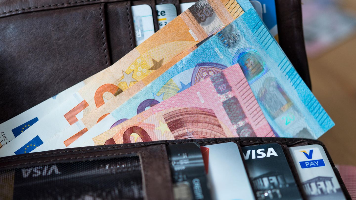 Banknoten und Bankkarten liegen in einer Geldbörse
