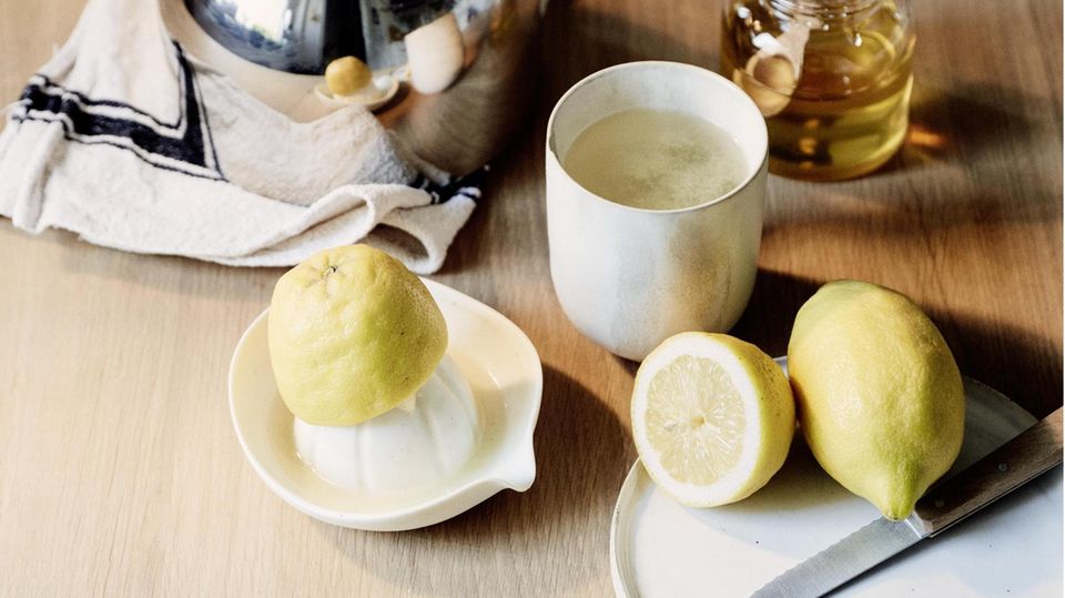 Hausmittel: Heiße Zitrone gegen Erkältung