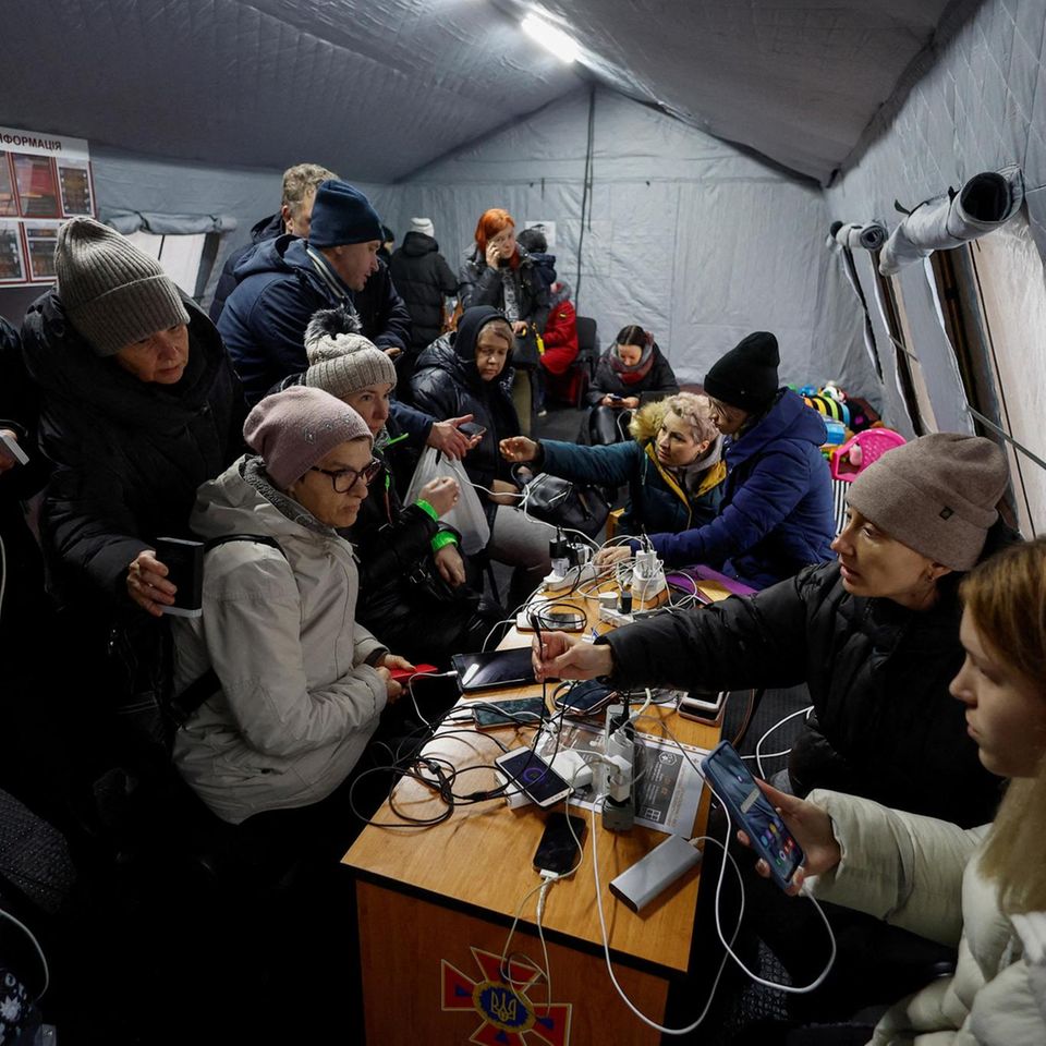 Menschen in einem Wärmezelt in Kiew