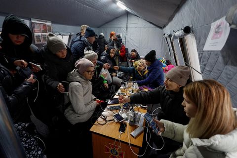 Menschen in einem Wärmezelt in Kiew