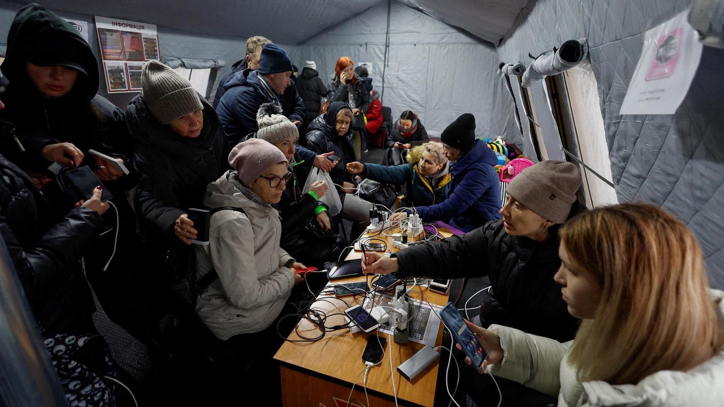 Menschen in einem Wärmezelt in Kiew