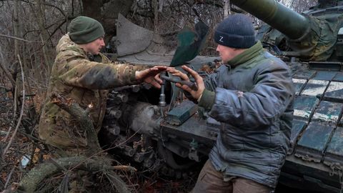 Soldaten der Volksmiliz der von Russland kontrollierten Region Donezk reparieren einen T-72-Panzer
