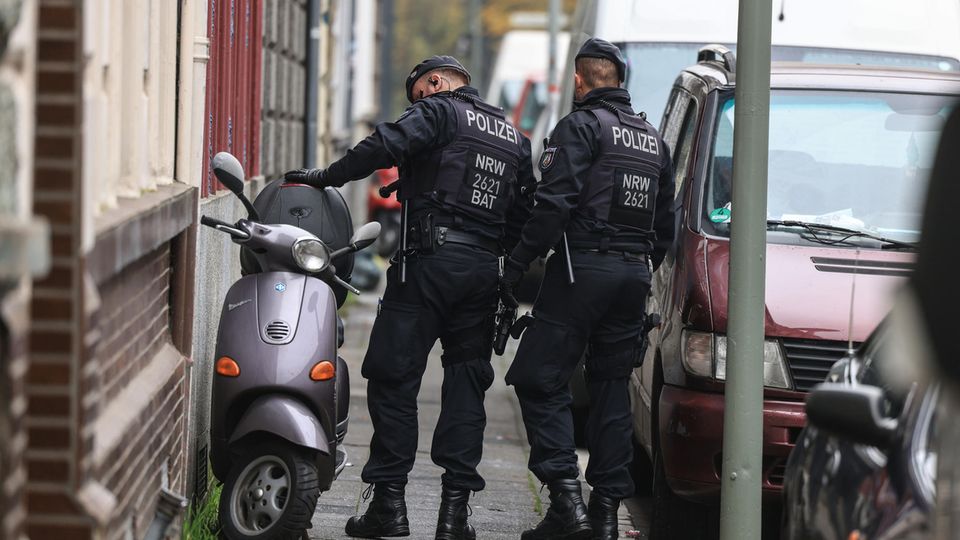 Polizisten suchen in Krefeld in der Nähe eines Tatortes nach Spuren