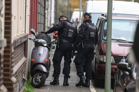 Polizisten suchen in Krefeld in der Nähe eines Tatortes nach Spuren