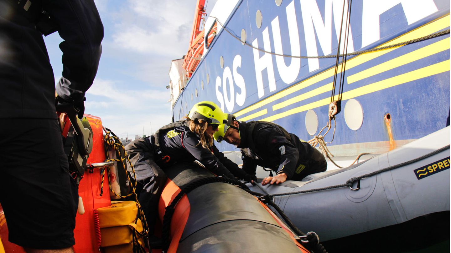 Die SOS Humanity 1 macht sich erneut für die Seenotrettung auf dem Mittelmeer bereit Die SOS Humanity 1 macht sich erneut für die Seenotrettung auf dem Mittelmeer bereit