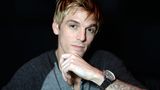 Immer wieder kämpfte der US-Sänger Aaron Carter gegen seine Sucht an. Vor rund drei Jahren sagte er, er nehme mehrere Medikamente, um seine psychischen Probleme in den Griff zu bekommen. Am 5. November wurde der Sänger tot in einer Badewanne gefunden. Der jüngere Bruder von "Backstreet Boy" Nick Carter feierte Ende der 90er Jahre mit Hits wie "Crush On You" und "Aaron's Party" große Erfolge - da war er noch ein Kind. Seitdem hat er sich immer wieder eher erfolglos an einem Comeback versucht. Im Rahmen einer Welttournee machte er 2015 auch in Deutschland Station. Zuletzt machte der weltbekannte Teeniestar aber eher mit schlechten Nachrichten von sich reden. Die beiden Brüder Nick und Aaron zofften sich öffentlich - und machten sich schlimme Vorwürfe. Im Jahr 2019 behauptete Nick, sein jüngerer Bruder habe Drohungen gegen die Familie ausgesprochen. Auch mit seiner Zwillingsschwester Angel hatte Aaron sich in den Haaren - schließlich beantragten Nick und Angel ein Kontaktverbot. Vor knapp einem Jahr war dann das erste Kind des Sängers zur Welt gekommen, kurz darauf trennte er sich von der Mutter, seiner Verlobten Melanie Martin, mit der er bis zu seinem Tod eine On-Off-Beziehung führte. Der ehemalige Kinderstar wurde 34 Jahre alt.