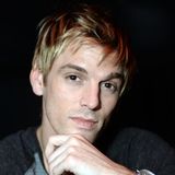 Immer wieder kämpfte der US-Sänger Aaron Carter gegen seine Sucht an. Vor rund drei Jahren sagte er, er nehme mehrere Medikamente, um seine psychischen Probleme in den Griff zu bekommen. Am 5. November wurde der Sänger tot in einer Badewanne gefunden. Der jüngere Bruder von "Backstreet Boy" Nick Carter feierte Ende der 90er Jahre mit Hits wie "Crush On You" und "Aaron's Party" große Erfolge - da war er noch ein Kind. Seitdem hat er sich immer wieder eher erfolglos an einem Comeback versucht. Im Rahmen einer Welttournee machte er 2015 auch in Deutschland Station. Zuletzt machte der weltbekannte Teeniestar aber eher mit schlechten Nachrichten von sich reden. Die beiden Brüder Nick und Aaron zofften sich öffentlich - und machten sich schlimme Vorwürfe. Im Jahr 2019 behauptete Nick, sein jüngerer Bruder habe Drohungen gegen die Familie ausgesprochen. Auch mit seiner Zwillingsschwester Angel hatte Aaron sich in den Haaren - schließlich beantragten Nick und Angel ein Kontaktverbot. Vor knapp einem Jahr war dann das erste Kind des Sängers zur Welt gekommen, kurz darauf trennte er sich von der Mutter, seiner Verlobten Melanie Martin, mit der er bis zu seinem Tod eine On-Off-Beziehung führte. Der ehemalige Kinderstar wurde 34 Jahre alt.