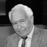 Der bekannte Journalist und Sprachkritiker Wolf Schneider starb am 11. November im Alter von 97 Jahren in Starnberg. Er leitete unter anderem die Henri-Nannen-Journalistenschule in Hamburg und hatte führende Positionen bei bekannten deutschen Medienhäusern inne. Mit seinen Büchern wie "Deutsch für Profis" wurde er deutschlandweit als Experte für Sprache und Stil bekannt. Seine journalistische Laufbahn startete er als Übersetzer bei der "Neuen Zeitung" der amerikanischen Militärregierung nach dem Zweiten Weltkrieg in München. Dort wurde er Redakteur, ohne Studium und ohne Volontariat. Später wechselte er zur Nachrichtenagentur AP, danach zur "Süddeutschen Zeitung". Dort war er Leiter der Nachrichtenredaktion, häufiger Autor der "Streiflicht"-Kolumne, dann Washington-Korrespondent. Stern"-Gründer Henri Nannen holte ihn 1966 nach Hamburg. Schneider wurde erst Chef vom Dienst, dann Verlagsleiter, bevor er 1971 zu Springer wechselte. Unter anderem war er 13 Monate Chefredakteur der "Welt".