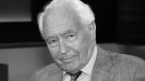 Der bekannte Journalist und Sprachkritiker Wolf Schneider starb am 11. November im Alter von 97 Jahren in Starnberg. Er leitete unter anderem die Henri-Nannen-Journalistenschule in Hamburg und hatte führende Positionen bei bekannten deutschen Medienhäusern inne. Mit seinen Büchern wie "Deutsch für Profis" wurde er deutschlandweit als Experte für Sprache und Stil bekannt. Seine journalistische Laufbahn startete er als Übersetzer bei der "Neuen Zeitung" der amerikanischen Militärregierung nach dem Zweiten Weltkrieg in München. Dort wurde er Redakteur, ohne Studium und ohne Volontariat. Später wechselte er zur Nachrichtenagentur AP, danach zur "Süddeutschen Zeitung". Dort war er Leiter der Nachrichtenredaktion, häufiger Autor der "Streiflicht"-Kolumne, dann Washington-Korrespondent. Stern"-Gründer Henri Nannen holte ihn 1966 nach Hamburg. Schneider wurde erst Chef vom Dienst, dann Verlagsleiter, bevor er 1971 zu Springer wechselte. Unter anderem war er 13 Monate Chefredakteur der "Welt".