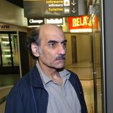 18 Jahre lang lebte Mehran Karimi Nasseri im Pariser Flughafen Charles de Gaulle. Die Geschichte des iranischen Flüchtlings inspirierte Steven Spielberg zu seinem Film "Terminal".  Nasseri starb im Terminal 2 F des Flughafens eines natürlichen Todes. Der 76-Jährige, der sich selbst Sir Alfred nannte, war Mitte September wieder in den Flughafen eingezogen, nachdem er zuvor im Heim und zuletzt im Hotel gelebt hatte. Bei einer Zwischenlandung 1988 hatte der Iraner im Transitbereich seine Papiere verloren. Er konnte seinen Flüchtlingsstatus nicht mehr nachweisen und durfte nun weder weiterreisen noch den Flughafen verlassen. Er richtete sich daraufhin im Terminal 1 ein. Jahrelang bemühte er sich vergeblich in mehreren Ländern Europas um Aufnahme. 1999 bekam er ein Visum für Frankreich, blieb aber in seiner Nische unter einer Flughafenrolltreppe, wo er sich häuslich eingerichtet hatte. Erst 2006 verließ er für einen Krankenhausaufenthalt den Airport und lebte danach in einem Heim. Nasseris Geschichte inspirierte Steven Spielberg 2004 zu seinem Film "Terminal" mit Tom Hanks. Mit dem Geld, das er für den Film bekam, zog Nasseri in ein Hotel um. Seit einigen Wochen aber lebte er wieder im Flughafen und saß stets an derselben Stelle mit seinen Habseligkeiten in einem Trolley, berichteten Flughafenangestellte der Zeitung "Le Parisien". Er habe zuletzt kaum noch gesprochen und in die Leere gestarrt. Nach dem Tod des "Terminal-Manns", wie er sich in einem autobiografischen Roman selbst nannte, deckte der Flughafen seinen Platz mit einem weißen Laken ab.