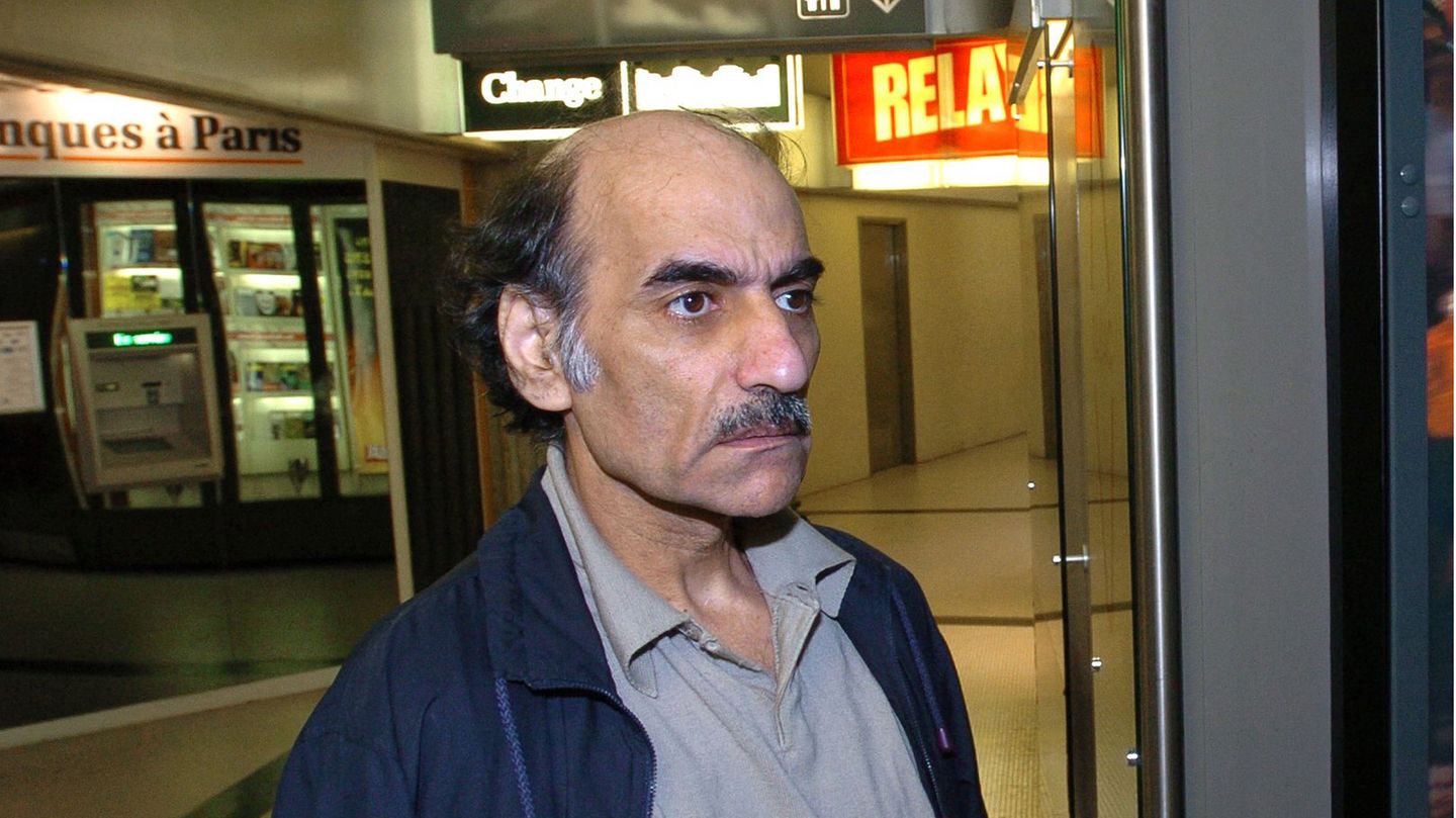 Mehran Karimi Nasseri 18 Jahre lang lebte Mehran Karimi Nasseri im Pariser Flughafen Charles de Gaulle. Die Geschichte des iranischen Flüchtlings inspirierte Steven Spielberg zu seinem Film "Terminal". Nasseri starb im Terminal 2 F des Flughafens eines natürlichen Todes. Der 76-Jährige, der sich selbst Sir Alfred nannte, war Mitte September wieder in den Flughafen eingezogen, nachdem er zuvor im Heim und zuletzt im Hotel gelebt hatte. Bei einer Zwischenlandung 1988 hatte der Iraner im Transitbereich seine Papiere verloren. Er konnte seinen Flüchtlingsstatus nicht mehr nachweisen und durfte nun weder weiterreisen noch den Flughafen verlassen. Er richtete sich daraufhin im Terminal 1 ein. Jahrelang bemühte er sich vergeblich in mehreren Ländern Europas um Aufnahme. 1999 bekam er ein Visum für Frankreich, blieb aber in seiner Nische unter einer Flughafenrolltreppe, wo er sich häuslich eingerichtet hatte. Erst 2006 verließ er für einen Krankenhausaufenthalt den Airport und lebte danach in einem Heim. Nasseris Geschichte inspirierte Steven Spielberg 2004 zu seinem Film "Terminal" mit Tom Hanks. Mit dem Geld, das er für den Film bekam, zog Nasseri in ein Hotel um. Seit einigen Wochen aber lebte er wieder im Flughafen und saß stets an derselben Stelle mit seinen Habseligkeiten in einem Trolley, berichteten Flughafenangestellte der Zeitung "Le Parisien". Er habe zuletzt kaum noch gesprochen und in die Leere gestarrt. Nach dem Tod des "Terminal-Manns", wie er sich in einem autobiografischen Roman selbst nannte, deckte der Flughafen seinen Platz mit einem weißen Laken ab.