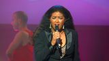 Mit "Fame" und "Flashdance... What a Feeling" gelangen Irene Cara in den 1980er-Jahren Welthits. Im Alter von 63 Jahren starb die Sängerin in ihrem Zuhause in Florida aus noch unbekannten Gründen. Cara wurde 1959 in der New Yorker Bronx geboren und trat schon früh im spanischen und US-amerikanischen Fernsehen auf, unter anderem mit der Mambo-Band ihres Vaters. Auch als Schauspielerin gelangen ihr in jungem Alter am Theater sowie mit "Sparkle - Der Weg zum Star" und in der Sklaverei-Miniserie "Roots" erste kleinere Erfolge. 1980 verhalfen ihr schließlich die Hauptrolle der Coco Hernandez im Theater-Drama "Fame" und dessen oscarprämierter Titelsong zum Durchbruch. 1981 folgte ein Sitcom-Pilot in den USA, der nach schlechten Kritiken nicht zu einer Serie weiterentwickelt wurde. Für den von ihr zusammen mit dem Italo-Disco-Produzenten Giorgio Moroder und Keith Forsey geschriebenen Hit "What a Feeling" aus dem Musik- und Tanzfilm "Flashdance" gewann Cara neben einem Oscar auch einen Golden Globe und einen Grammy Award als beste Pop-Vokalistin. Der Song wurde auch durch einen Clip mit Filmausschnitten im damals aufkommenden Musikfernsehen zum großen Hit und stand sechs Wochen an der Spitze der US-Charts. Auch in Deutschland konnte sich der heute noch im Radio beliebte Song mehr als ein halbes Jahr in der Hitliste behaupten. Die Gesellschaft für Konsumforschung führt ihn auf Rang sieben der deutschen Jahrescharts 1983. Danach gelangen Cara keine größeren Erfolge, auch weil sie wegen eines erst Jahre später beigelegten Rechtsstreits mit der US-Plattenfirma zu den Einnahmen des Songs als schwierig galt. 2001 schaffte es eine Neuaufnahme mit DJ Bobo in die deutschen Charts.