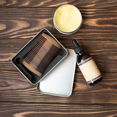Ein Bartpflege-Set liegt auf einem Tisch