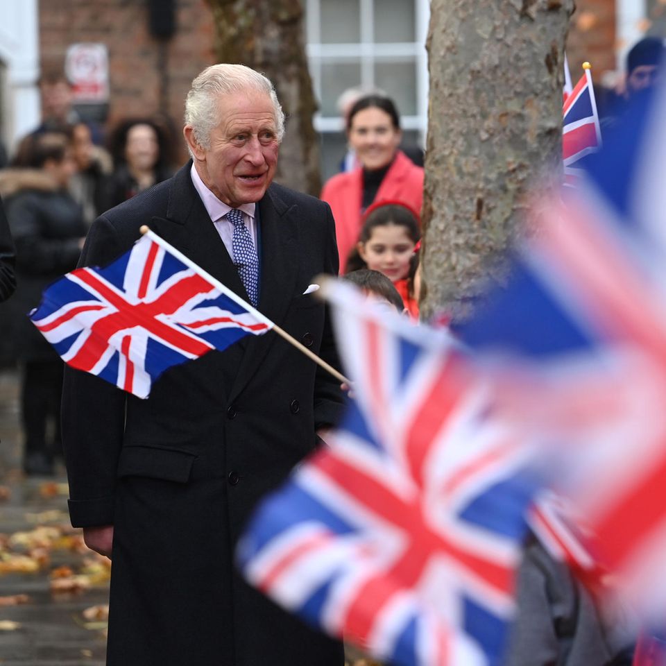 König Charles der Nahbare: Großbritanniens neuer Monarch beim Besuch einer Londoner Schule im November. 