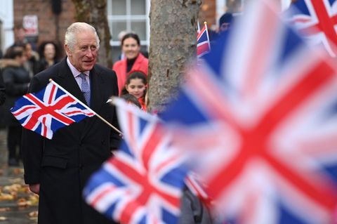 König Charles der Nahbare: Großbritanniens neuer Monarch beim Besuch einer Londoner Schule im November. 