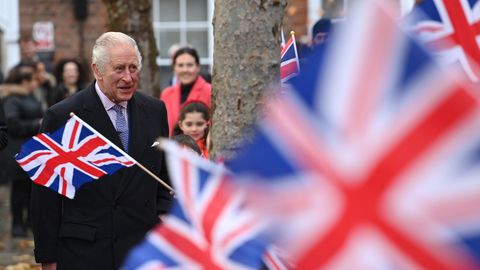 König Charles der Nahbare: Großbritanniens neuer Monarch beim Besuch einer Londoner Schule im November. 