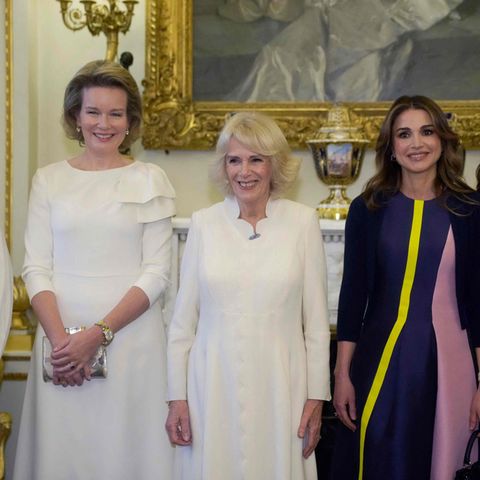 Für ihr Engagement gegen geschlechtsspezifische Gewalt hat Camilla (M.) unter anderem Prinz Edwards Frau Sophie Gräfin Wessex (v.l.n.r.) Königin Mathilde von Belgien, Königin Rania von Jordanien, Kronprinzessin Mary von Dänemark im Buckingham Palace versammelt