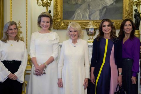 Für ihr Engagement gegen geschlechtsspezifische Gewalt hat Camilla (M.) unter anderem Prinz Edwards Frau Sophie Gräfin Wessex (v.l.n.r.) Königin Mathilde von Belgien, Königin Rania von Jordanien, Kronprinzessin Mary von Dänemark im Buckingham Palace versammelt