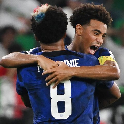 Weston McKennie und Tyler Adams bejubeln das Tor zum 1:0 der USA gegen den Iran