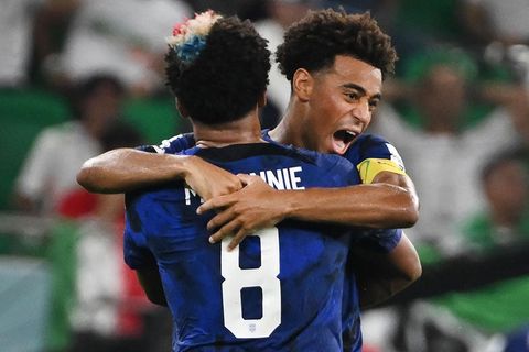 Weston McKennie und Tyler Adams bejubeln das Tor zum 1:0 der USA gegen den Iran
