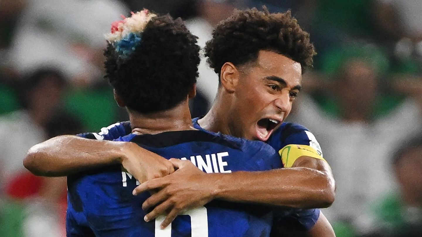 Weston McKennie und Tyler Adams bejubeln das Tor zum 1:0 der USA gegen den Iran