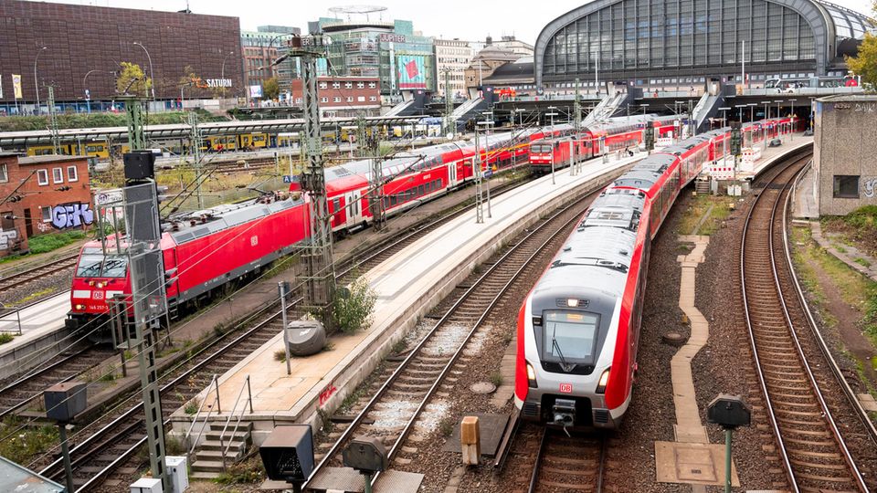 Hamburg: Eine S-Bahn fährt aus dem Hauptbahnhof aus