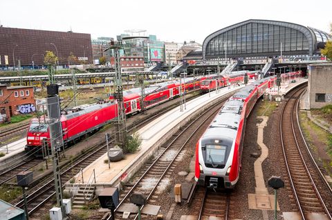 Hamburg: Eine S-Bahn fährt aus dem Hauptbahnhof aus