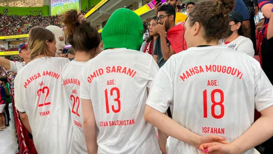 Pussy Riot protestiert bei WM auf Tribüne für Frauen im Iran