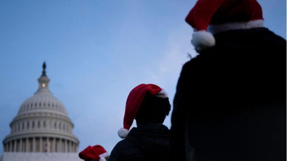 Schaulustige warten auf das Anzünden des Weihnachtsbaums vor dem US-Kapitol