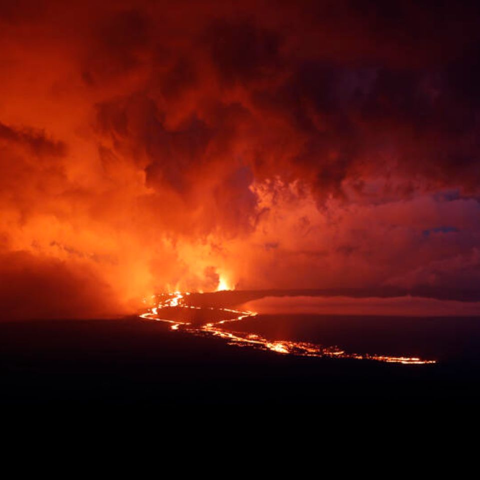 Lava fließt den Mauna Loa herab