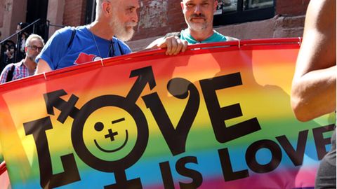 In New York demonstrieren Menschen für die Rechte der LGBTQ-Bewegung
