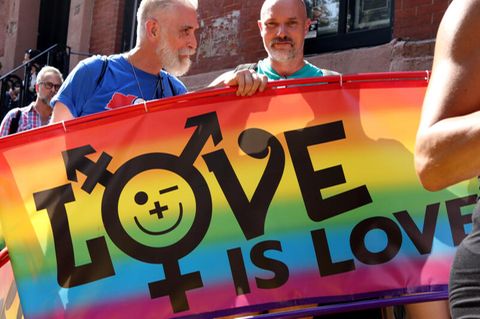 In New York demonstrieren Menschen für die Rechte der LGBTQ-Bewegung