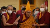 Der Dalai Lama wird beim Gehen unterstützt, als er zum Gebet ins Kloster Tsuglagkhang in Dharamsal kommt