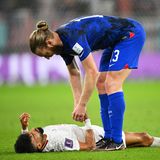 Tim Ream aus den USA tröstet seinen iranischen Gegenspieler Ramin Rezaeian