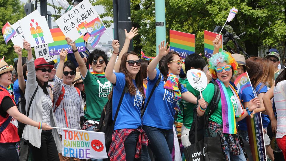 Menschen nehmen 2017 an der Tokyo Rainbow Pride Parade teil. 