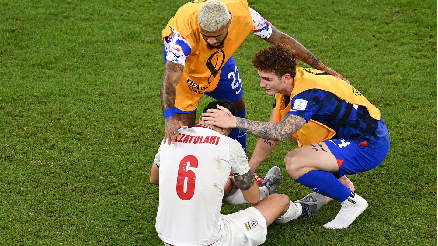 Pure Enttäuschung: Gemeinsam spenden Deandre Yedlin und Josh Sargent dem Iraner Saeid Ezatolahi Trost.
