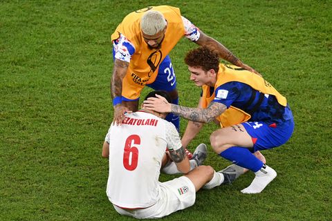 Pure Enttäuschung: Gemeinsam spenden Deandre Yedlin und Josh Sargent dem Iraner Saeid Ezatolahi Trost.