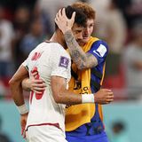 Der ehemalige Stürmer von Werder Bremen umarmt den in Tränen aufgelösten Iraner Ramin Rezaeian.