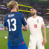 Shakehands zwischen Tim Ream und Ali Karimi