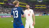 Shakehands zwischen Tim Ream und Ali Karimi