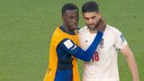 Auch der in der 82. Minute ausgewechselte Timothy Weah zeigt Empathie mit dem Iraner, der abseits der WM für den türkischen Verein Kayserispor spielt.