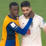 Auch der in der 82. Minute ausgewechselte Timothy Weah zeigt Empathie mit dem Iraner, der abseits der WM für den türkischen Verein Kayserispor spielt.