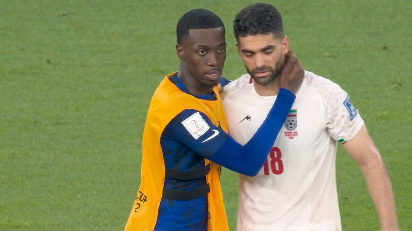 Auch der in der 82. Minute ausgewechselte Timothy Weah zeigt Empathie mit dem Iraner, der abseits der WM für den türkischen Verein Kayserispor spielt.
