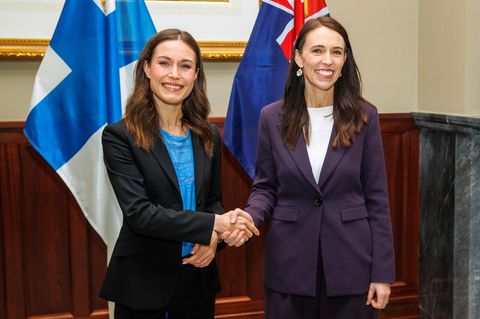 Sanna Marin und Jacinda Ardern geben sich die Hand